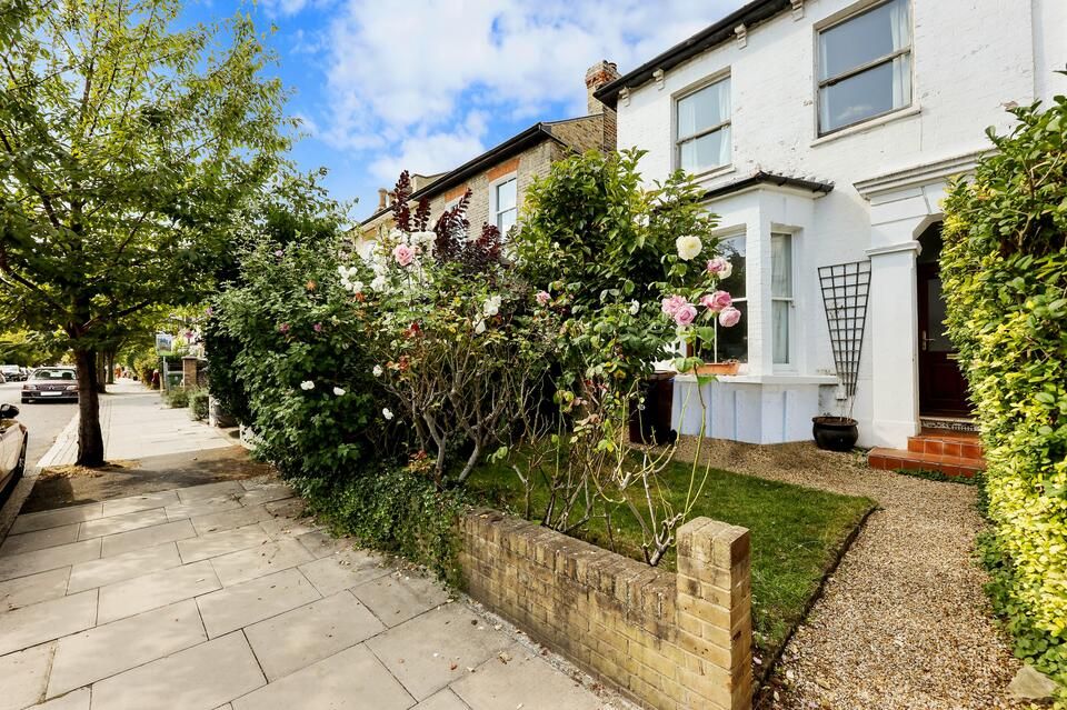 1 bed flat for sale in Ashbourne Grove, London SE22, £550,000