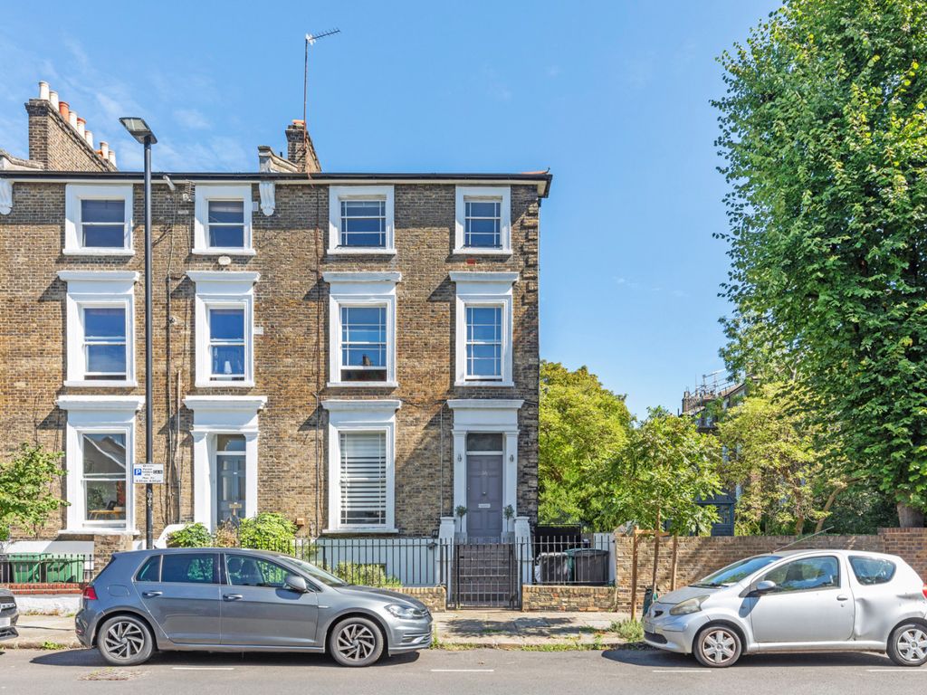 1 bed flat for sale in Cantelowes Road, London NW1, £520,000