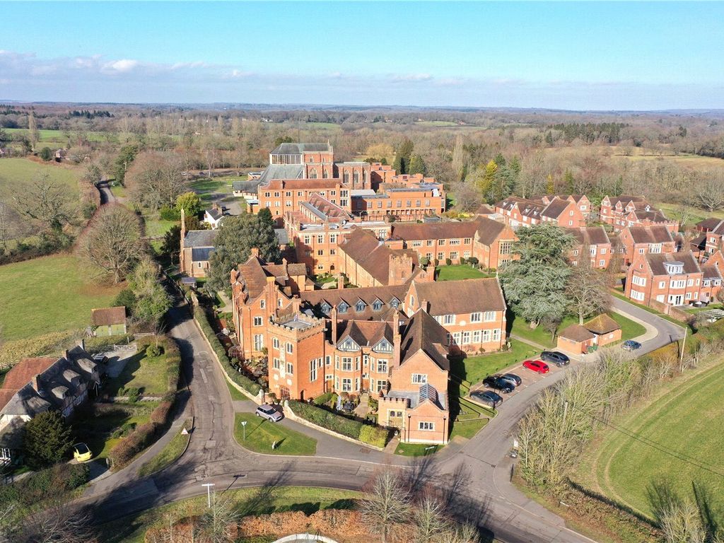 2 bed flat for sale in Abbey Gardens, Upper Woolhampton, Reading RG7, £375,000