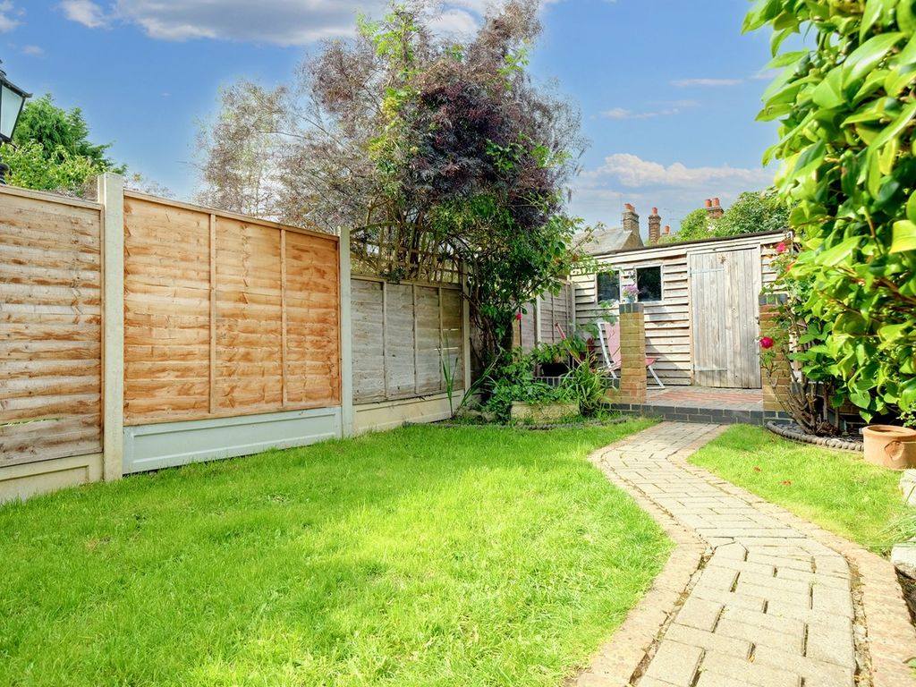 3 bed terraced house for sale in Bishop Road, Chelmsford CM1, £425,000