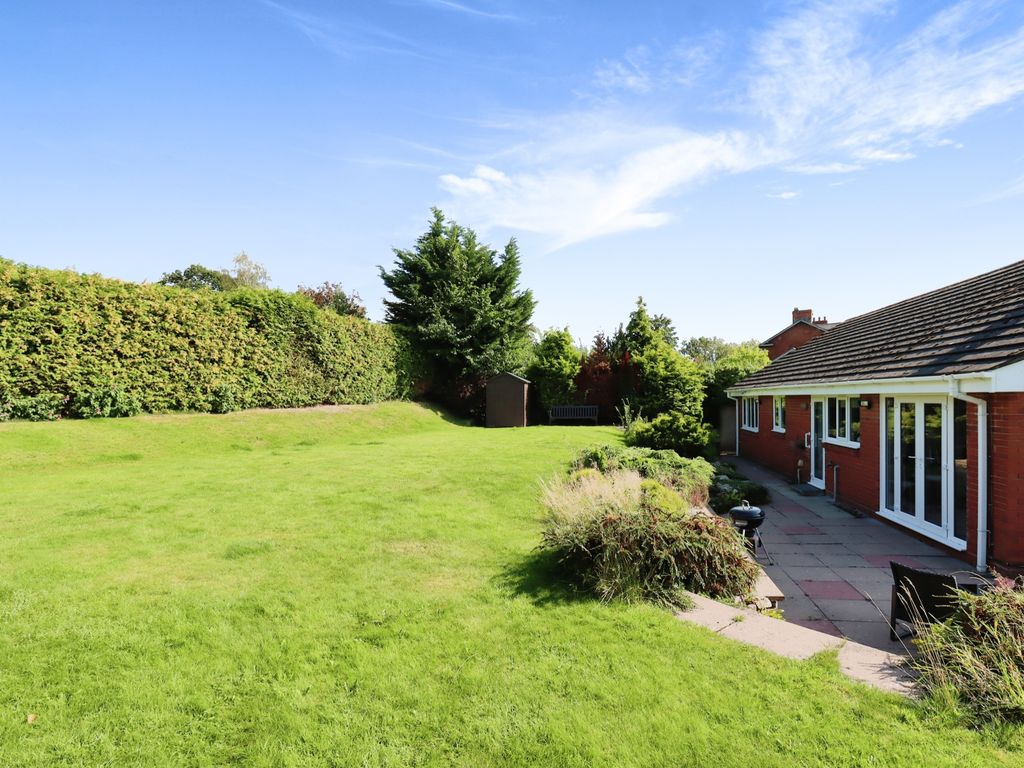 2 bed detached bungalow for sale in Cambridge Close, Shrewsbury SY4, £375,000