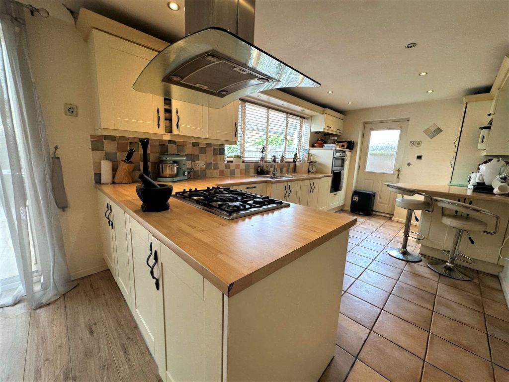 4 bed detached house for sale in Lilac Grove, Biggleswade SG18, £475,000