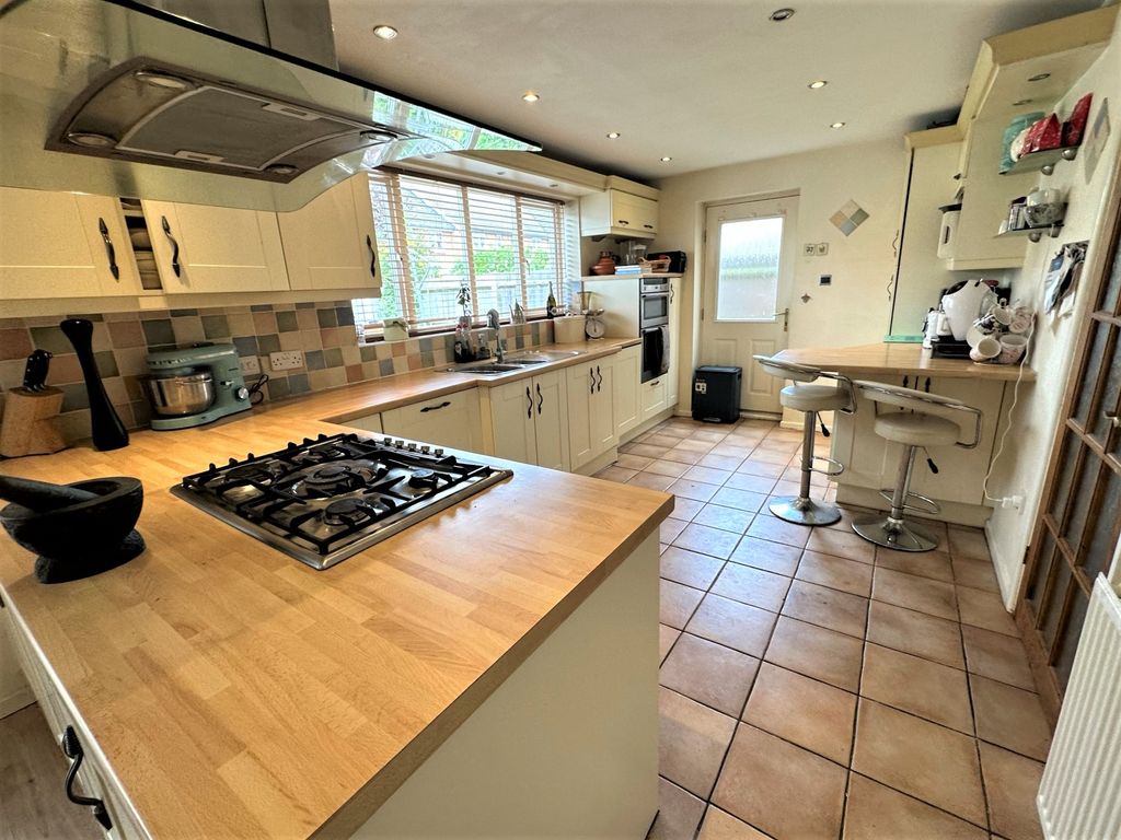 4 bed detached house for sale in Lilac Grove, Biggleswade SG18, £475,000