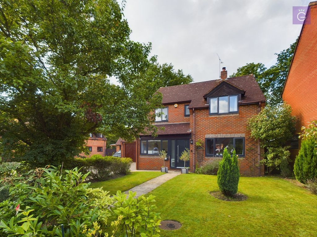 4 bed detached house for sale in The Hawthorns, Charvil RG10, £800,000