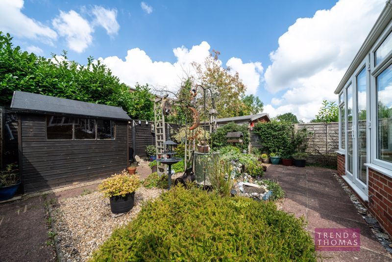 3 bed detached house for sale in Pineapple Road, Amersham HP7, £675,000