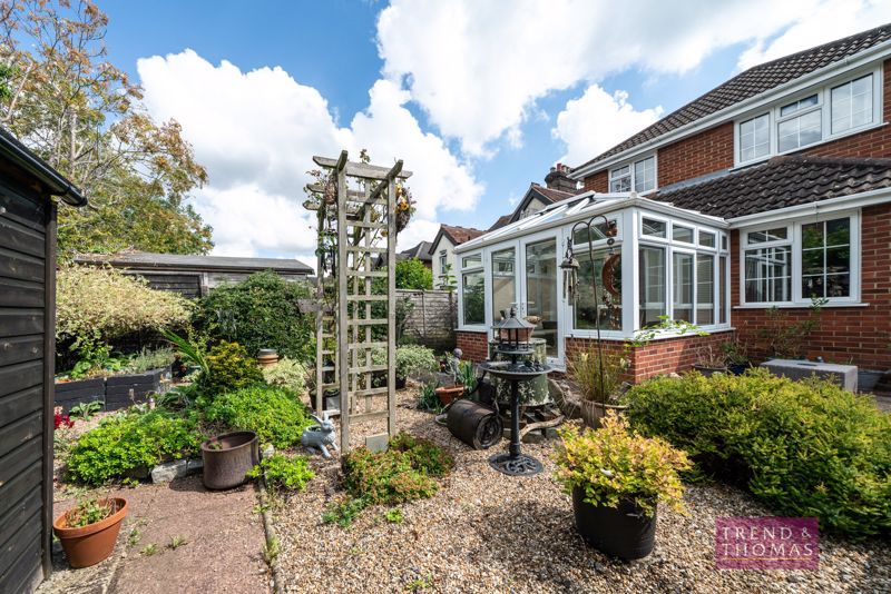 3 bed detached house for sale in Pineapple Road, Amersham HP7, £675,000