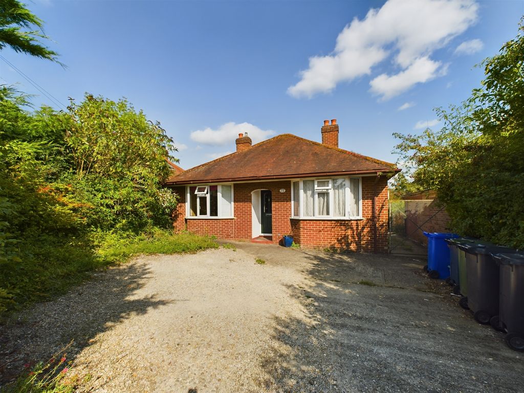 3 bed detached bungalow for sale in Hatters Lane, High Wycombe HP13, £475,000