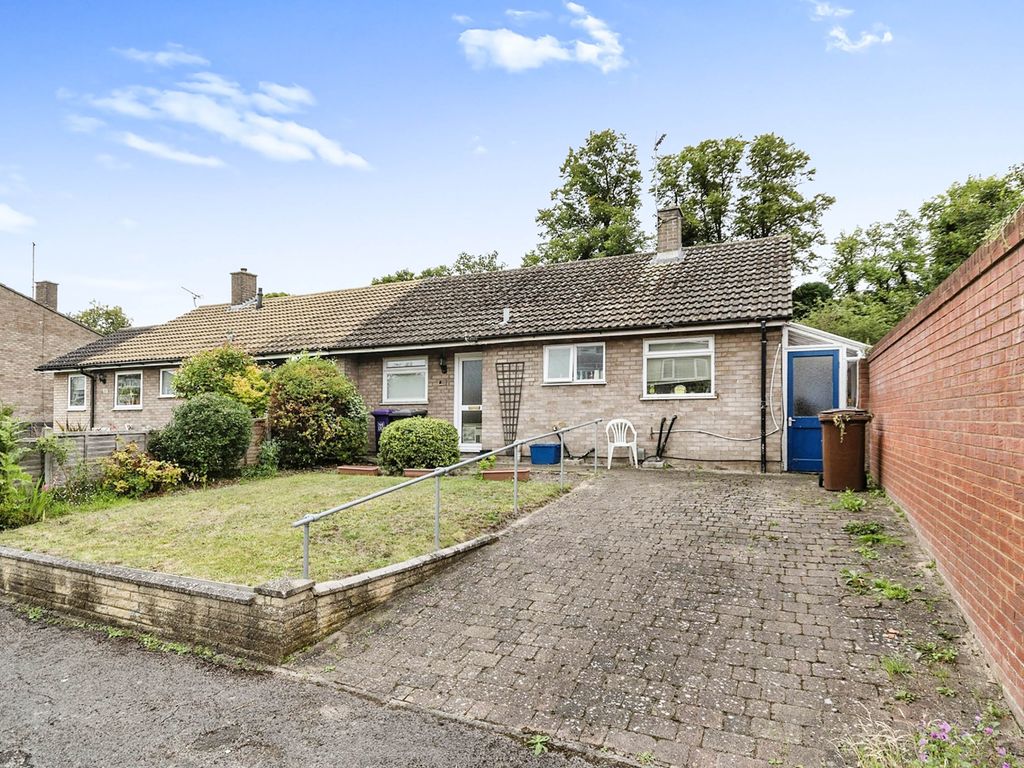 2 bed semi-detached bungalow for sale in Leete Place, Royston SG8, £350,000