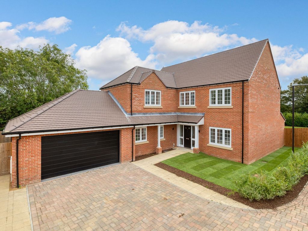 4 bed detached house for sale in Apostles Close, Pirton SG5, £1,000,000