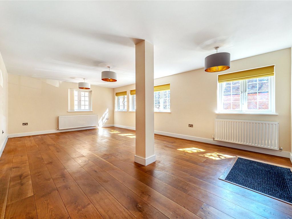 2 bed flat for sale in Church Street, Chesham HP5, £395,000