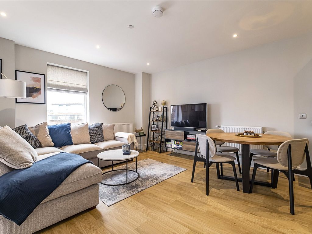 1 bed flat for sale in Greyhound Parade, London SW17, £400,000