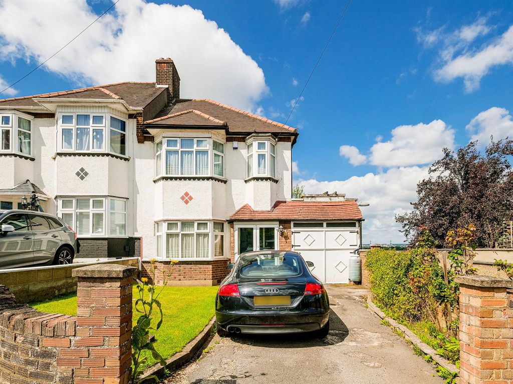 3 bed property for sale in Rampton Close, London E4, £600,000