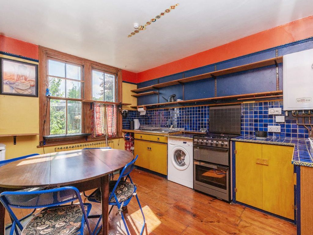 1 bed flat for sale in Cotherstone Road, London SW2, £325,000