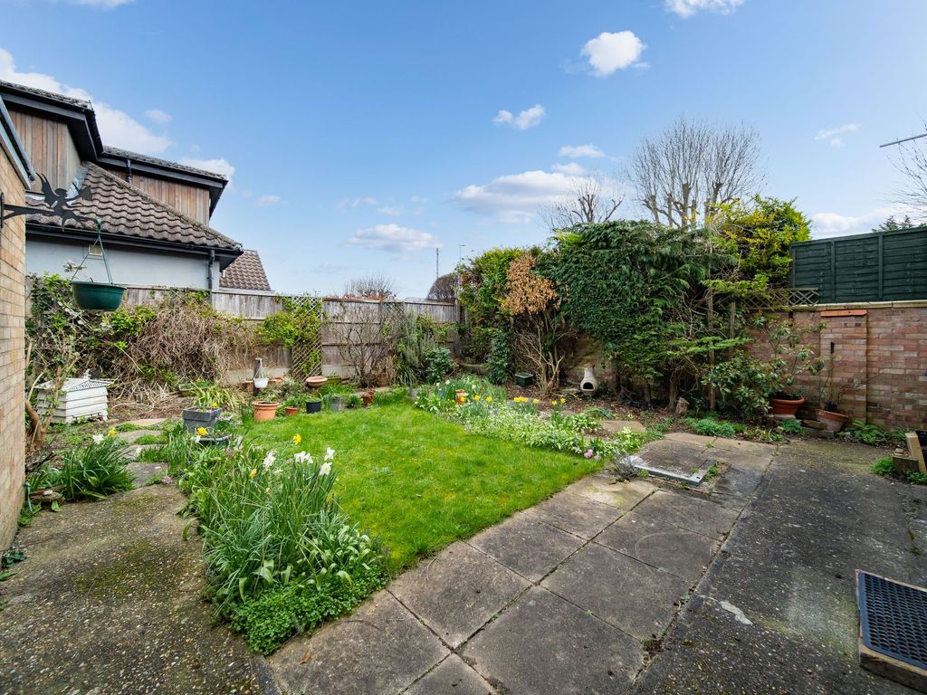 3 bed end terrace house for sale in Chaston Road, Great Shelford CB22, £500,000