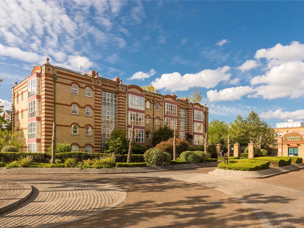 2 bed flat for sale in Keble Place, Barnes SW13, £825,000