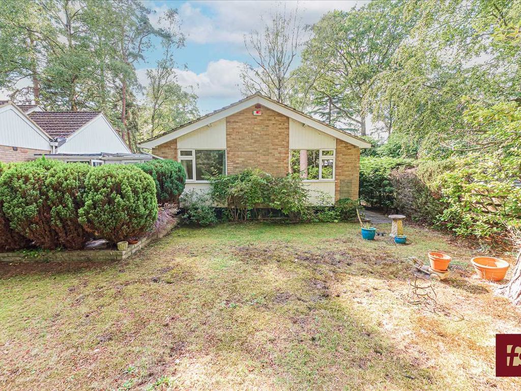 3 bed bungalow for sale in Parkway, Edgcumbe Park, Crowthorne RG45, £575,000