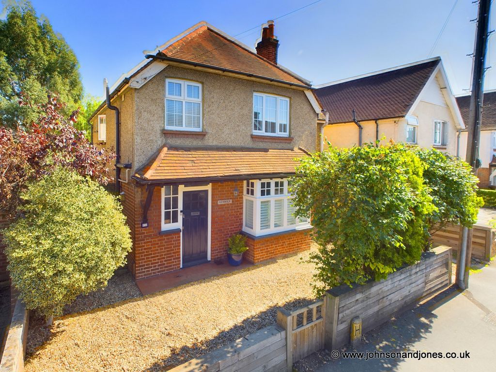 5 bed detached house for sale in Weir Road, Chertsey KT16, £820,000