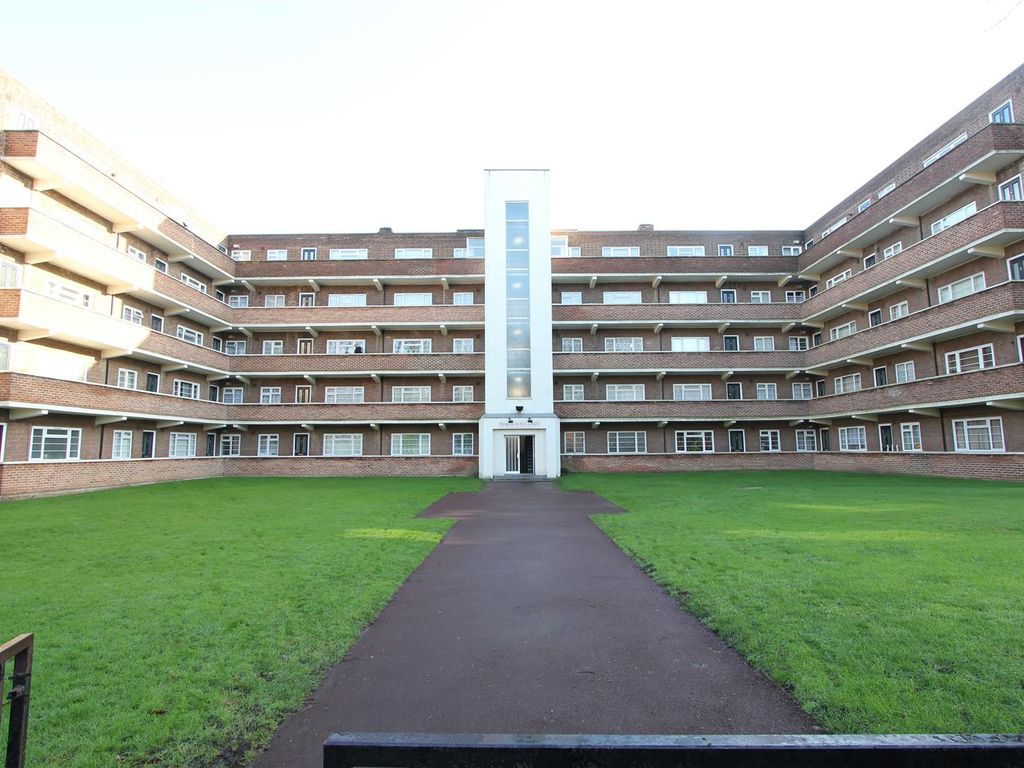 3 bed flat for sale in Blakewood Court, Anerley Park, London SE20, £350,000
