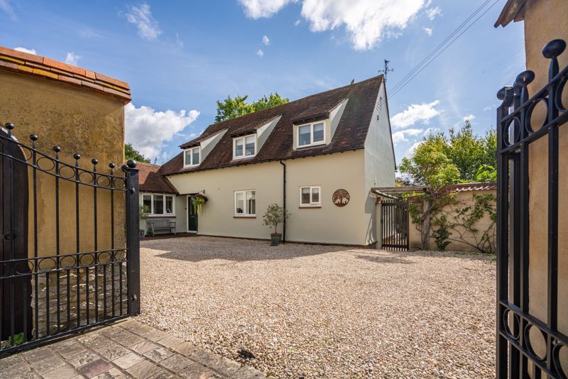 3 bed detached house for sale in Townside, Haddenham, Aylesbury HP17, £995,000