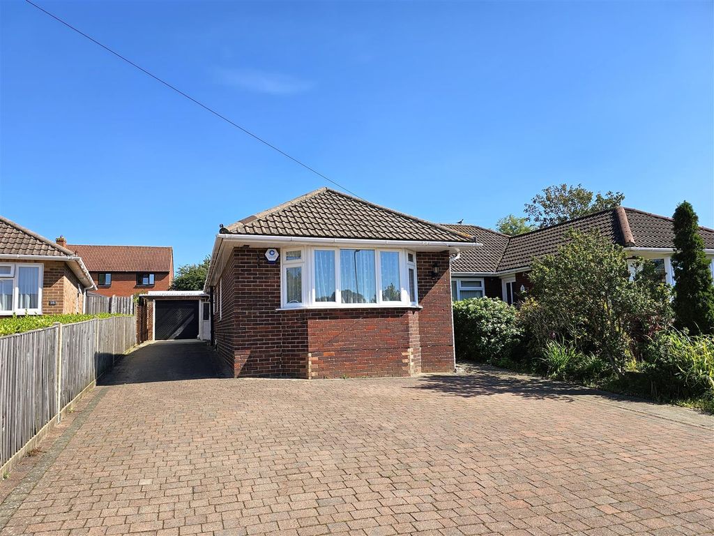 3 bed detached bungalow for sale in Barnbrook Road, Sarisbury Green, Southampton SO31, £369,995