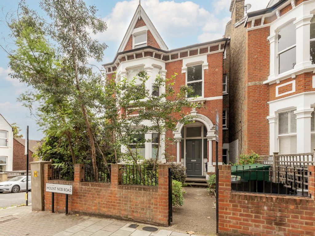 2 bed flat for sale in Mount Nod Road, London SW16, £575,000