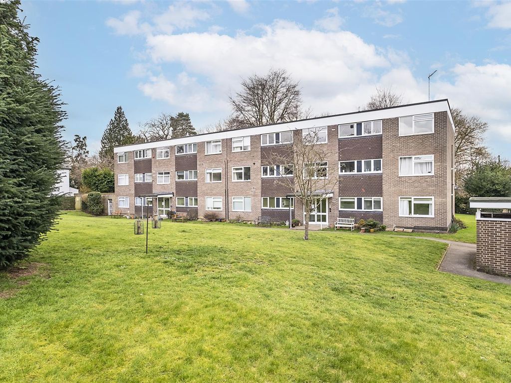 2 bed flat for sale in Downs Hill Road, Epsom KT18, £350,000