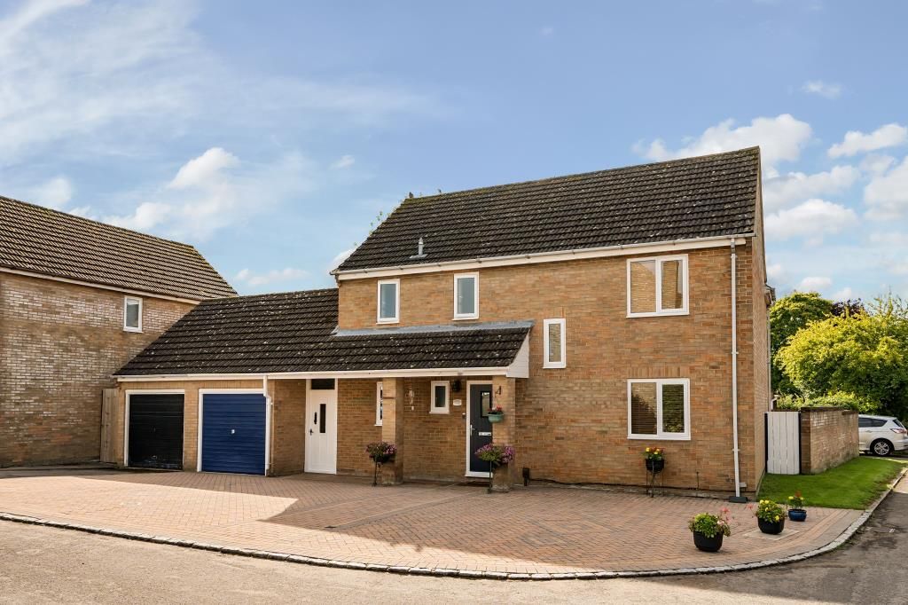4 bed detached house for sale in Carterton, Oxfordshire OX18, £470,000