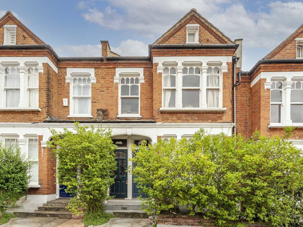 3 bed flat for sale in Barnard Road, London SW11, £980,000