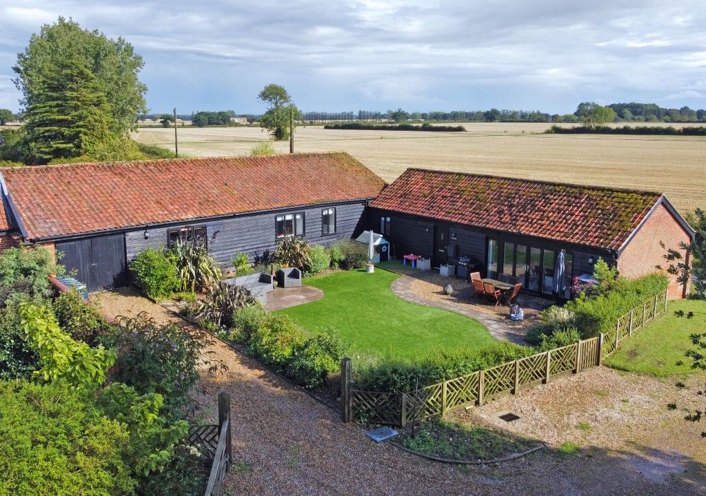 4 bed barn conversion for sale in Clintergate Road, Redenhall, Harleston IP20, £625,000