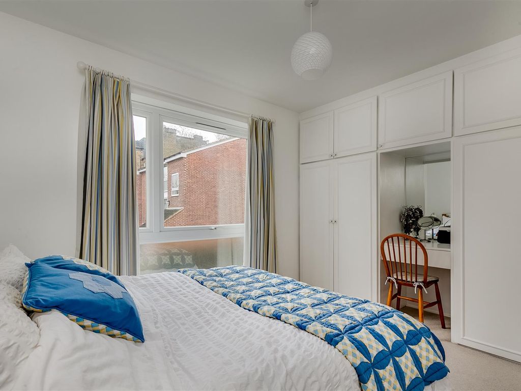 1 bed flat for sale in Ravensmede Way, London W4, £380,000