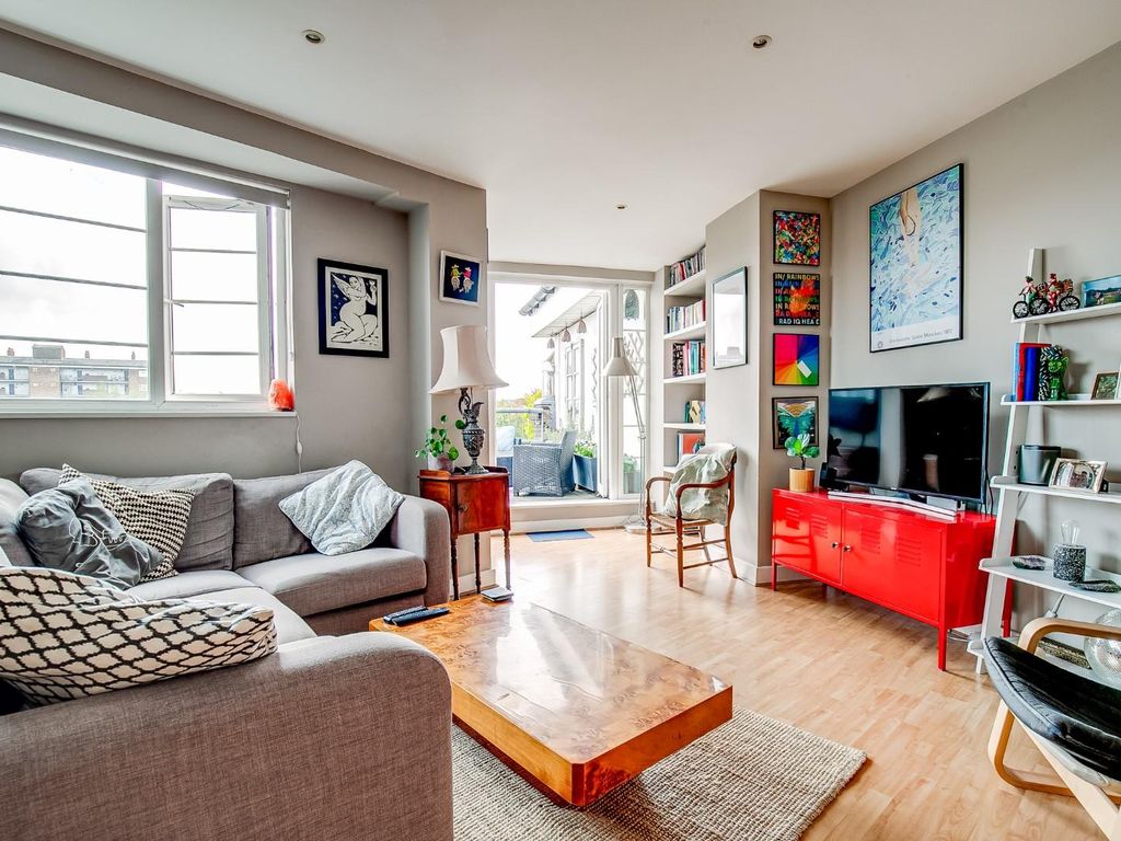 2 bed flat for sale in Denmark Road, London SE5, £525,000