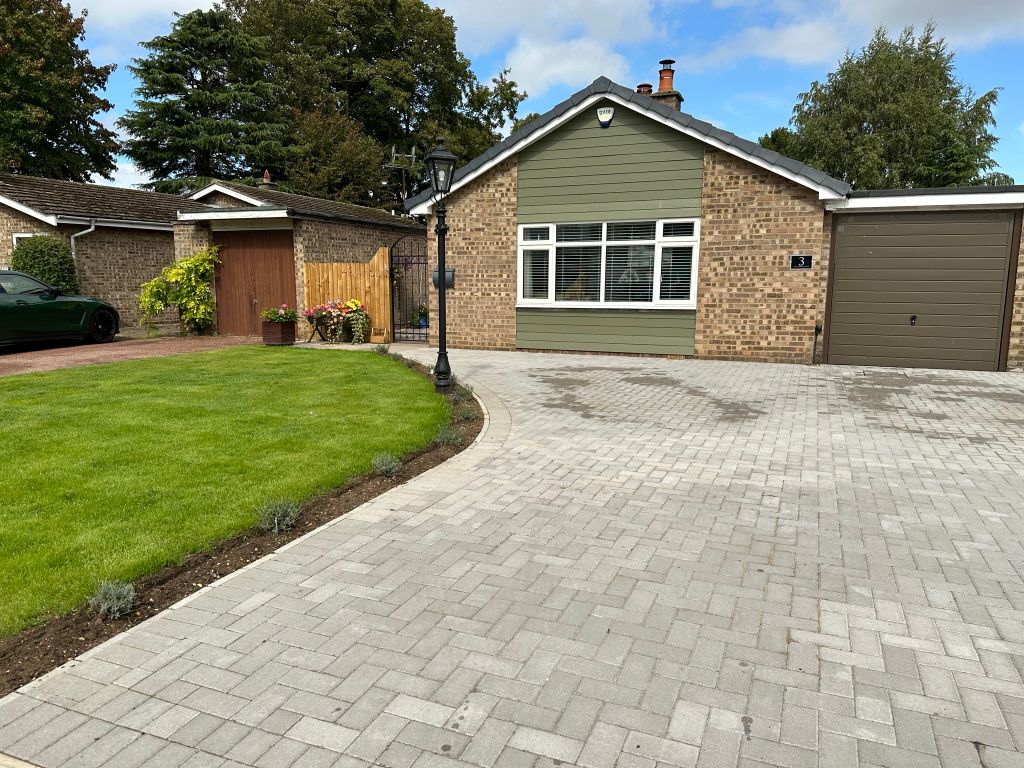 3 bed detached bungalow for sale in The Woodlands, Broom, Biggleswade SG18, £545,000