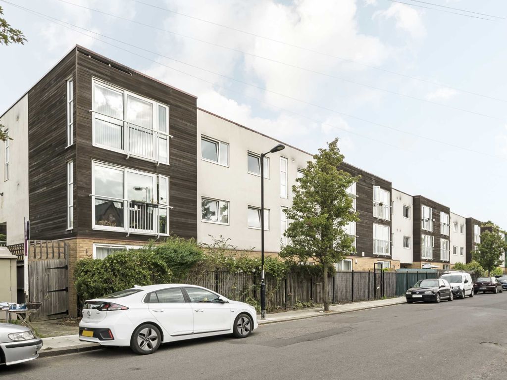 2 bed flat for sale in Borland Road, London SE15, £400,000