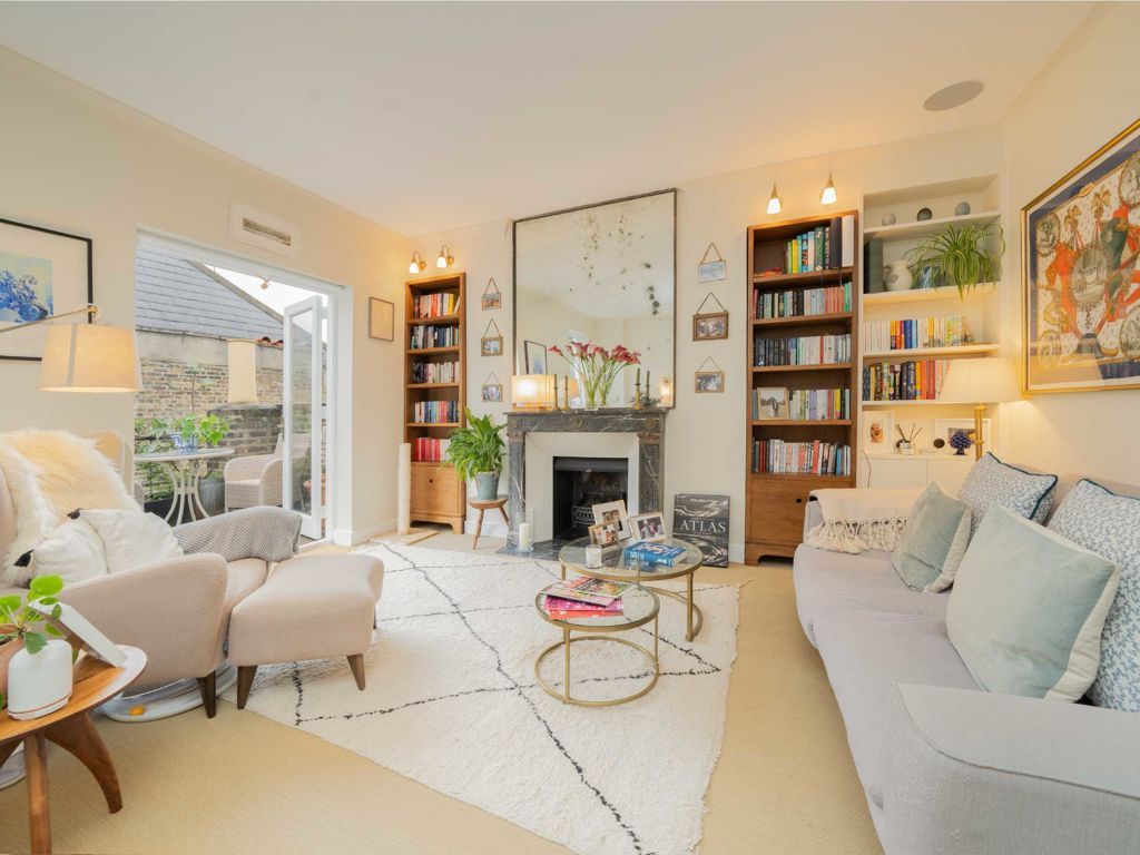 1 bed flat for sale in Comeragh Road, London W14, £550,000