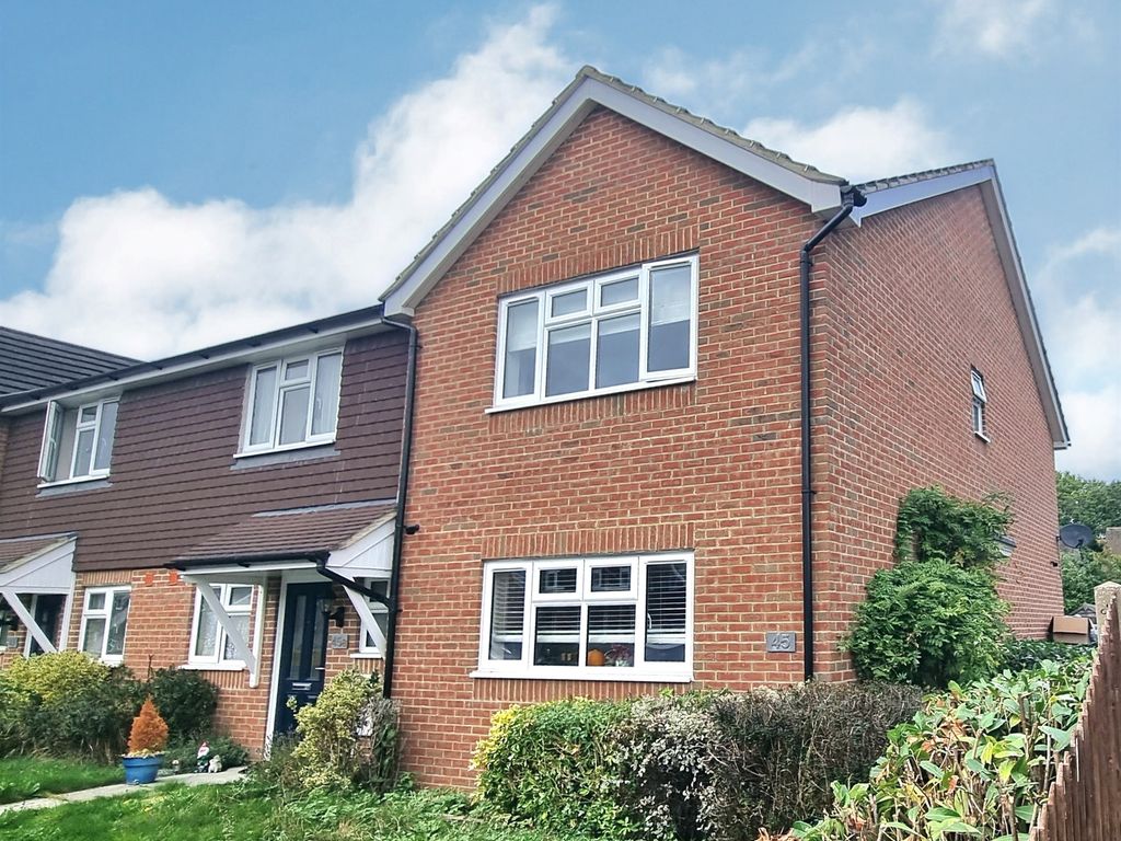 2 bed end terrace house for sale in Oak Close, Copthorne, Crawley RH10, £385,000