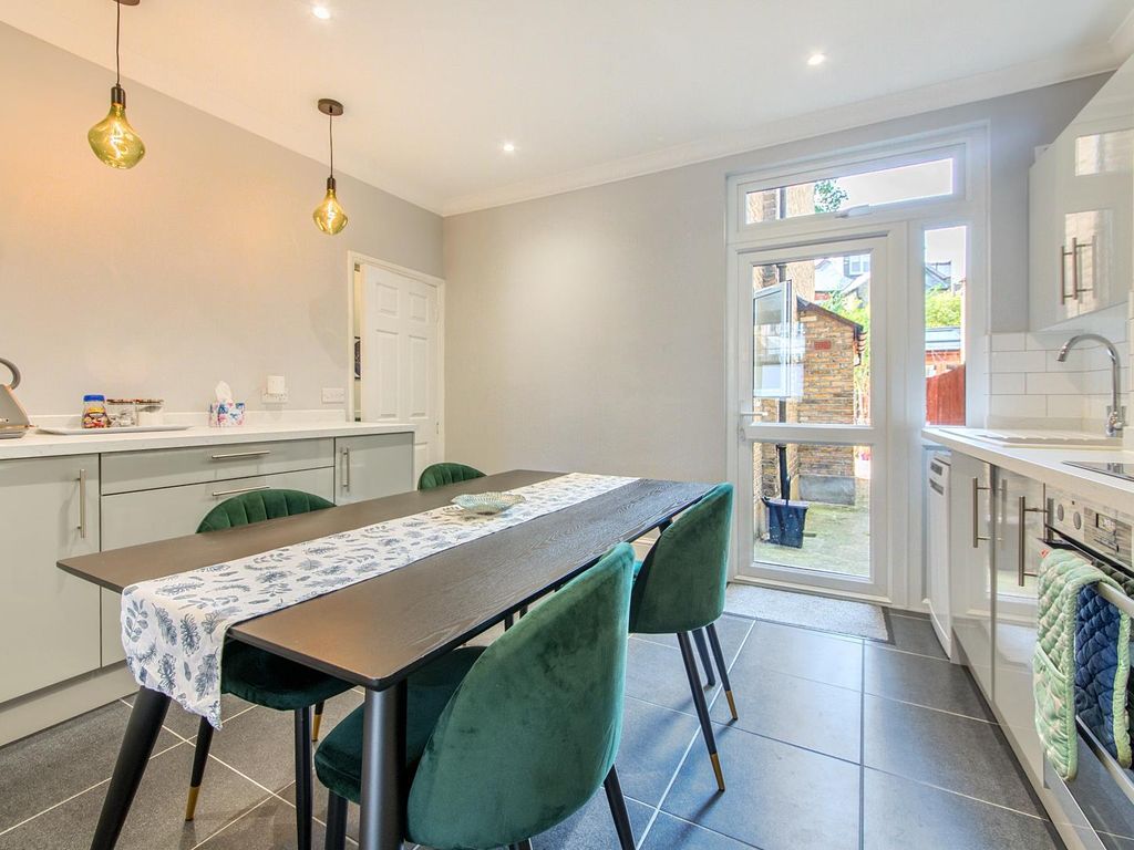 1 bed flat for sale in Cavendish Road, London SW12, £599,999