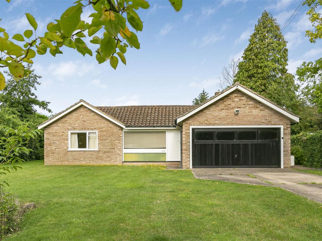 4 bed detached bungalow for sale in London Road, Harston, Cambridge CB22, £695,000