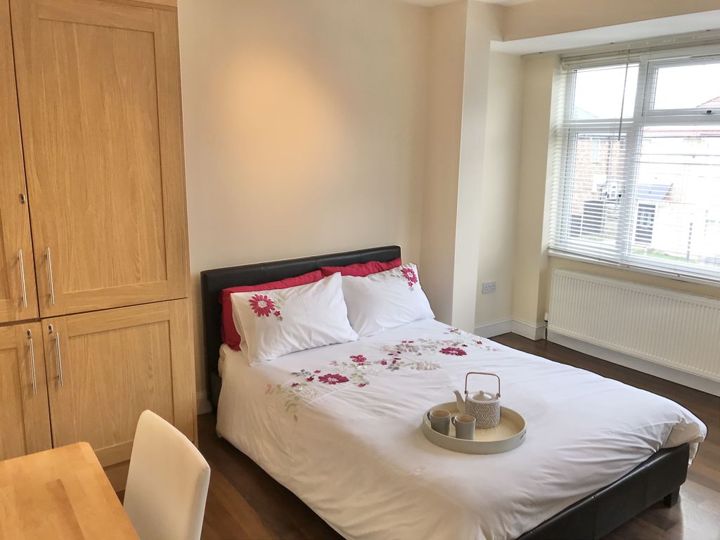 Studio to rent in Francis Road, Harrow-On-The-Hill, Harrow HA1, £1,100 pcm