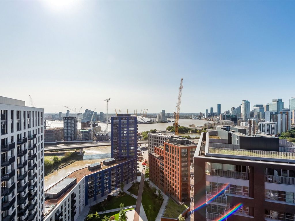 2 bed flat for sale in Modena House, City Island E14, £825,000