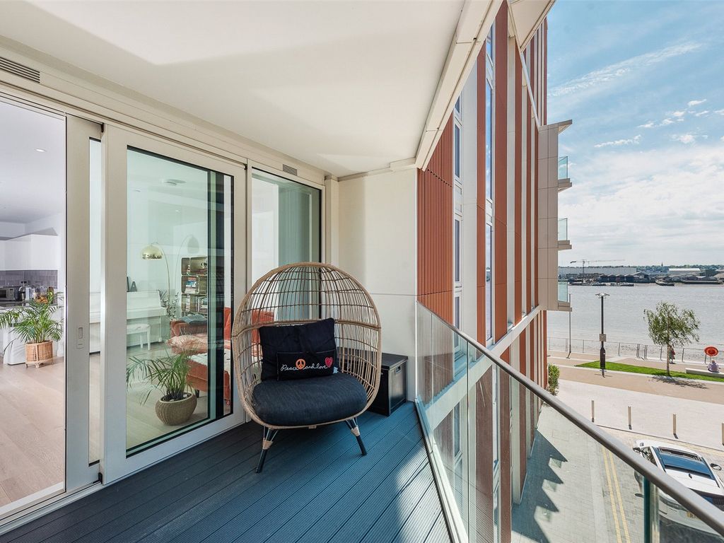 1 bed flat for sale in Carrick House, Royal Crest Avenue, Royal Wharf E16, £430,000