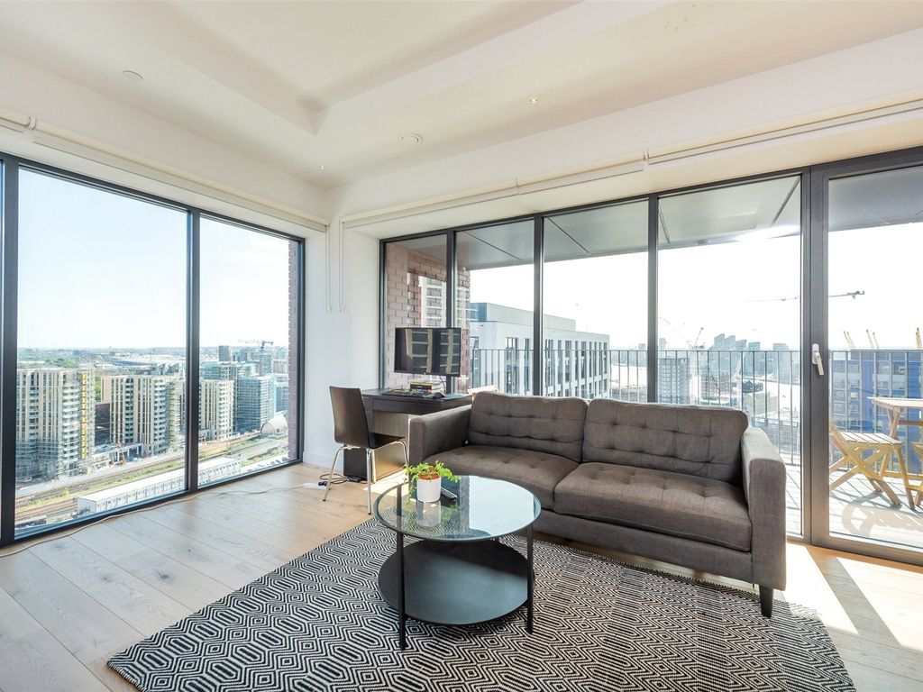 1 bed flat for sale in Modena House, London City Island E14, £510,000