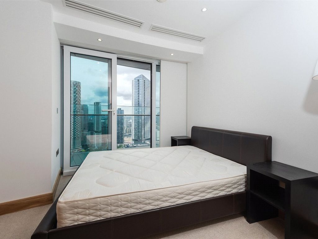 1 bed flat for sale in Arena Tower, 25 Crossharbour Plaza, Canary Wharf E14, £580,000