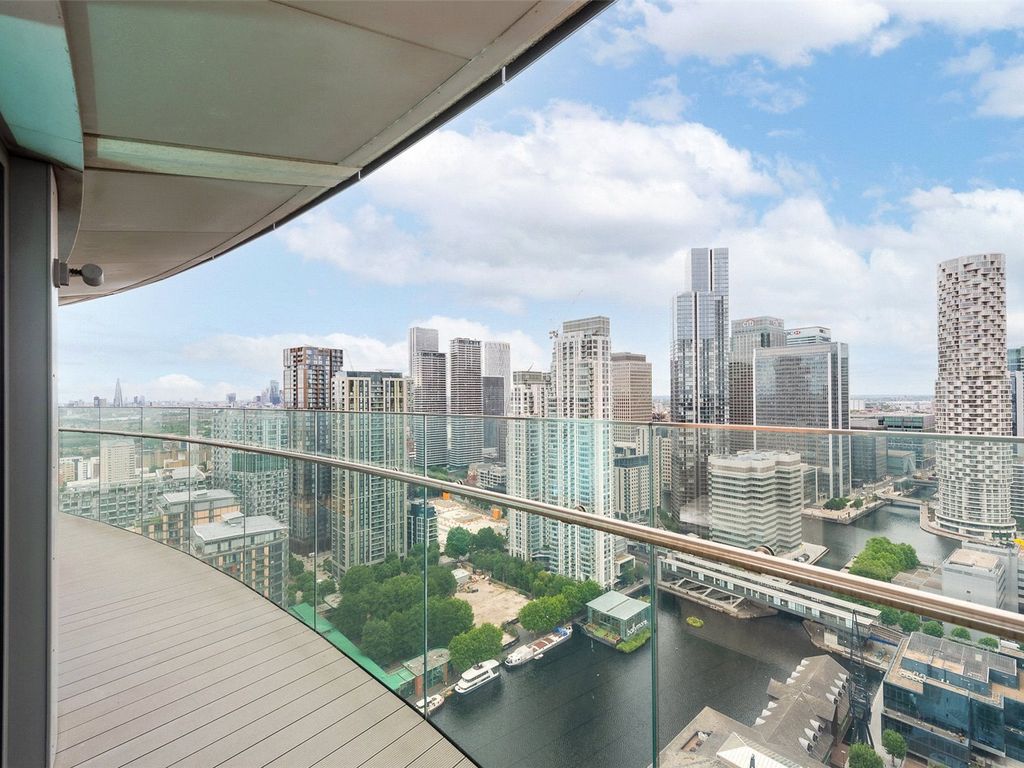 1 bed flat for sale in Arena Tower, 25 Crossharbour Plaza, Canary Wharf E14, £580,000