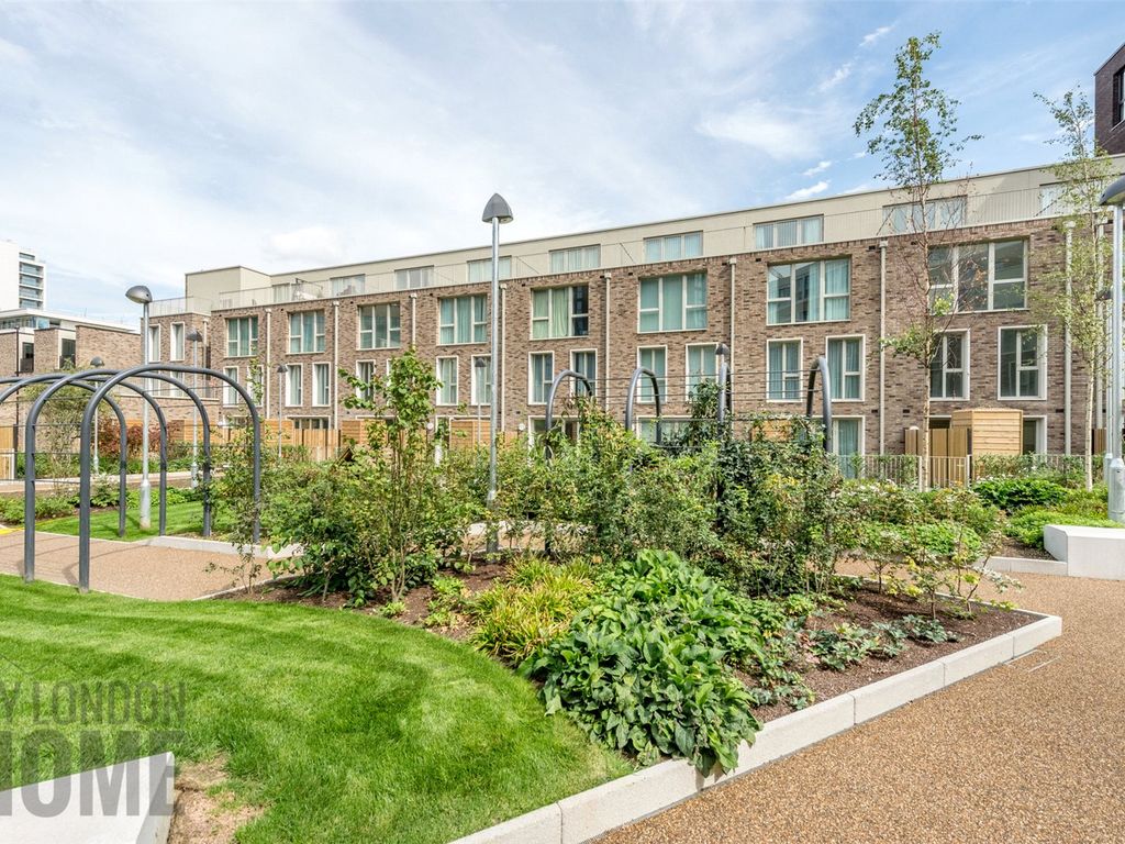 New home, 2 bed flat for sale in Anchor Building, Royal Wharf, Royal Docks, London E16, £520,000