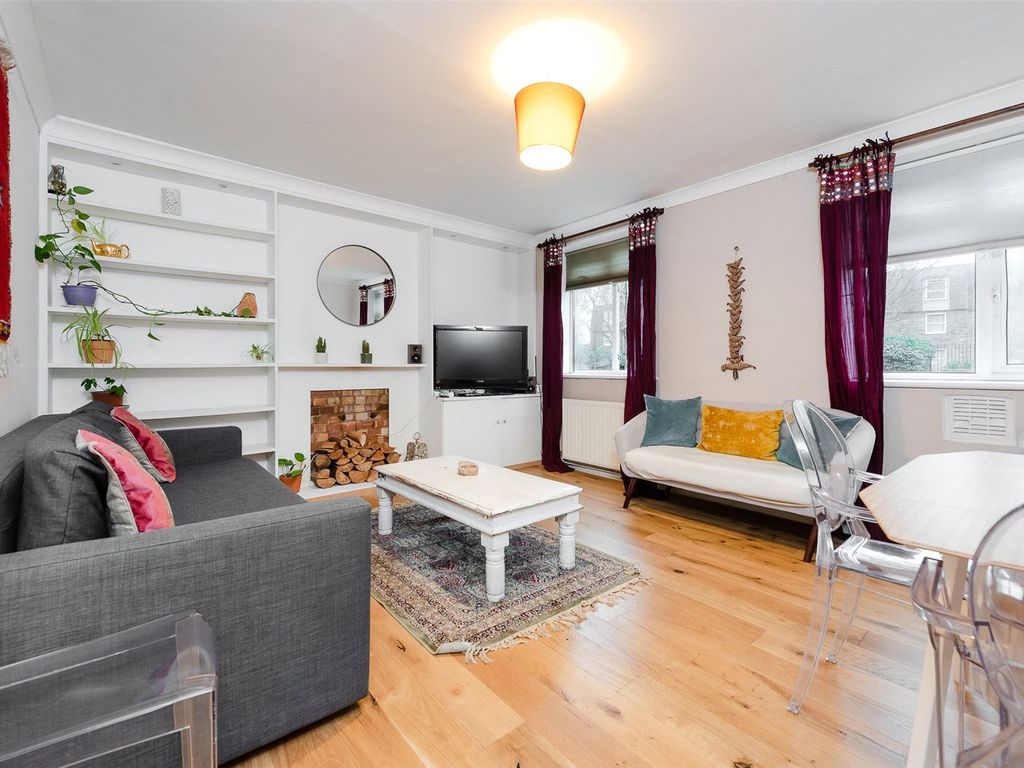 2 bed flat for sale in Abbot Court, Harthington Road SW8, £450,000