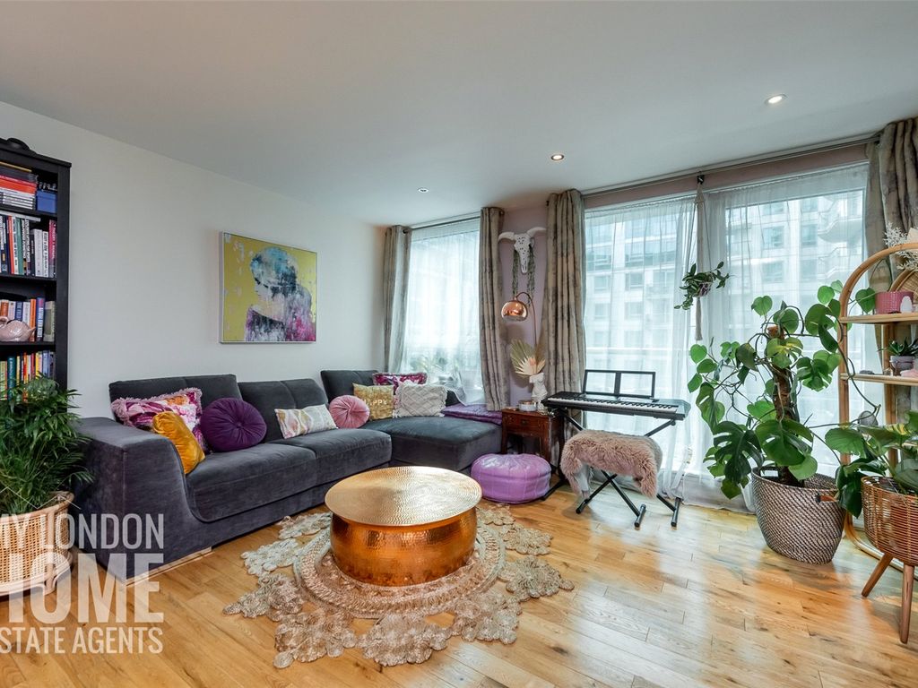 2 bed flat for sale in Anchor House, St George Wharf, Vauxhall SW8, £585,000