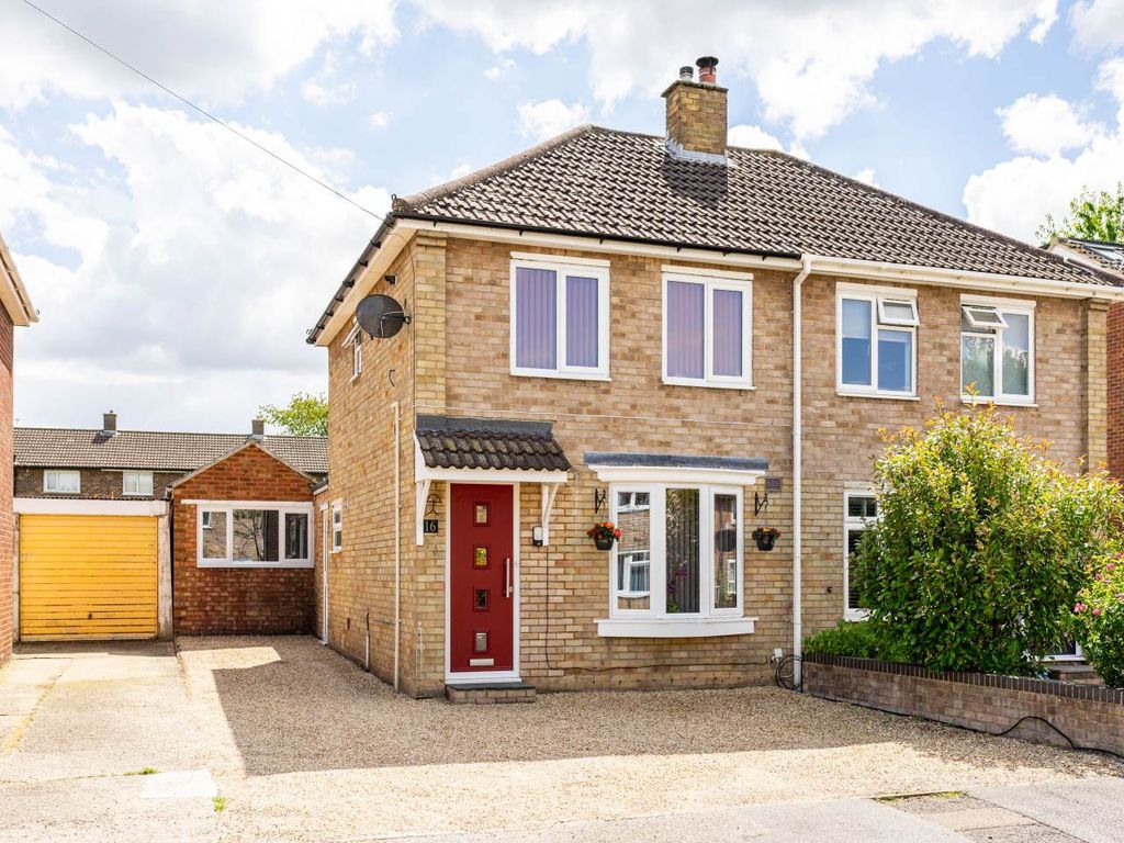 3 bed property for sale in The Close, Royston SG8, £342,500