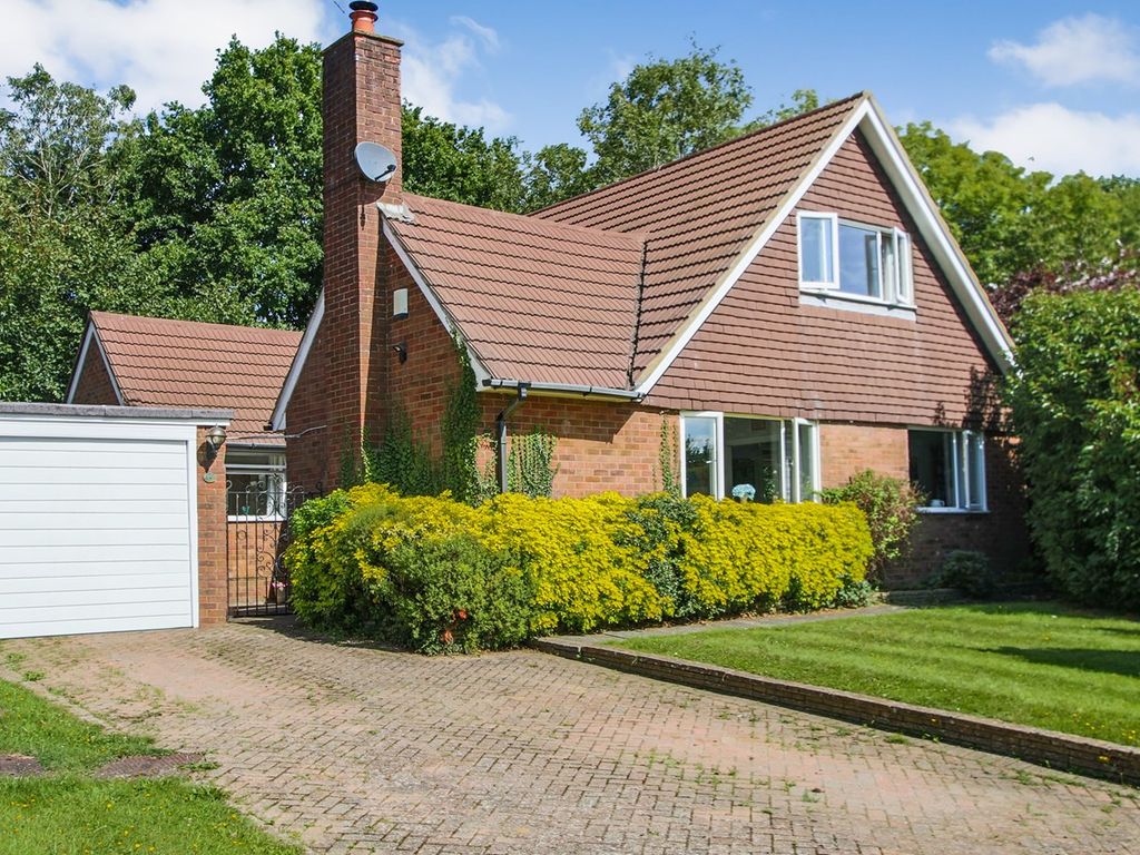 5 bed detached house for sale in Langsmead, Blindley Heath RH7, £650,000