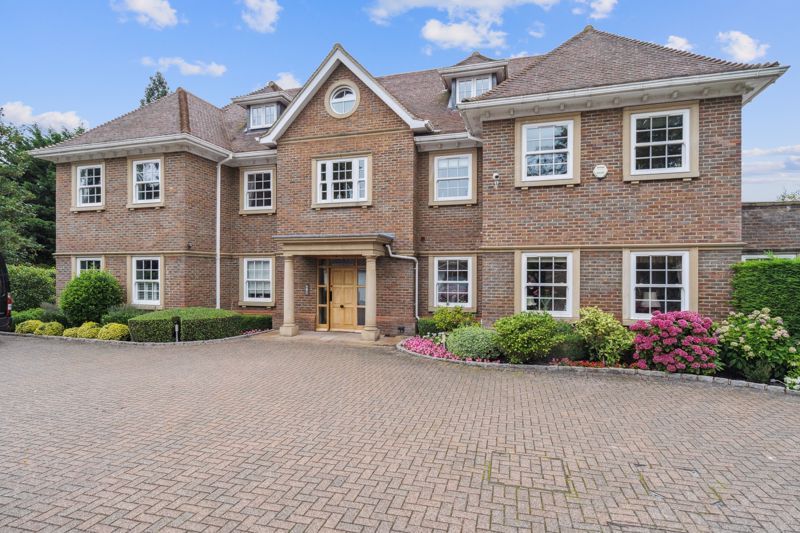 2 bed flat for sale in Penn Road, Knotty Green, Beaconsfield HP9, £725,000