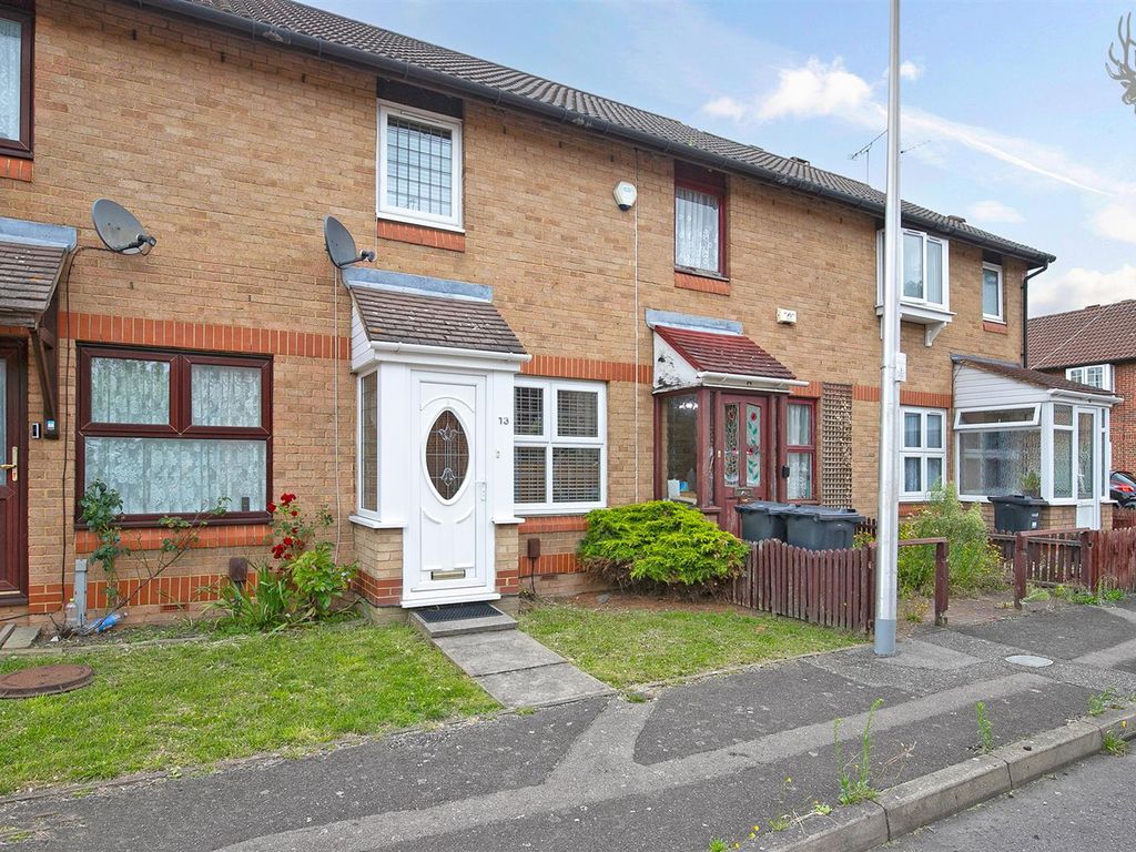 2 bed terraced house for sale in Underwood Road, Woodford Green IG8, £425,000
